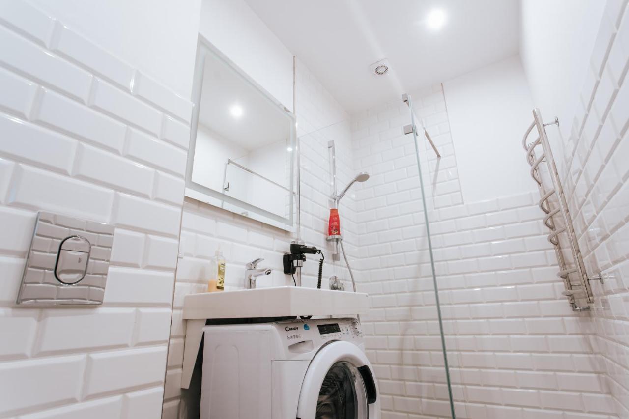 Stylish Latvian-Style Studio Apartment Near City Center, Parks, Cafes & Public Transit Riga Exterior photo